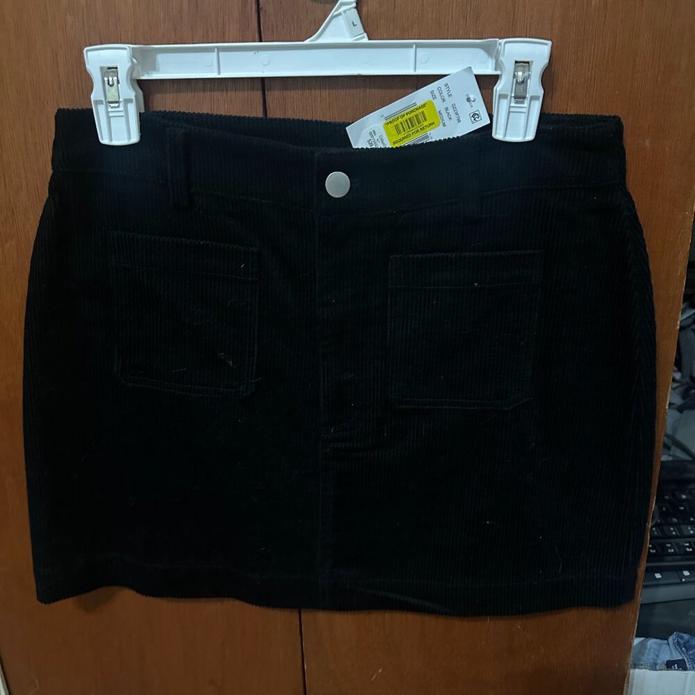 🖤 Black Corduroy Mini Skirt with Pockets – Dillard’s – Size Medium